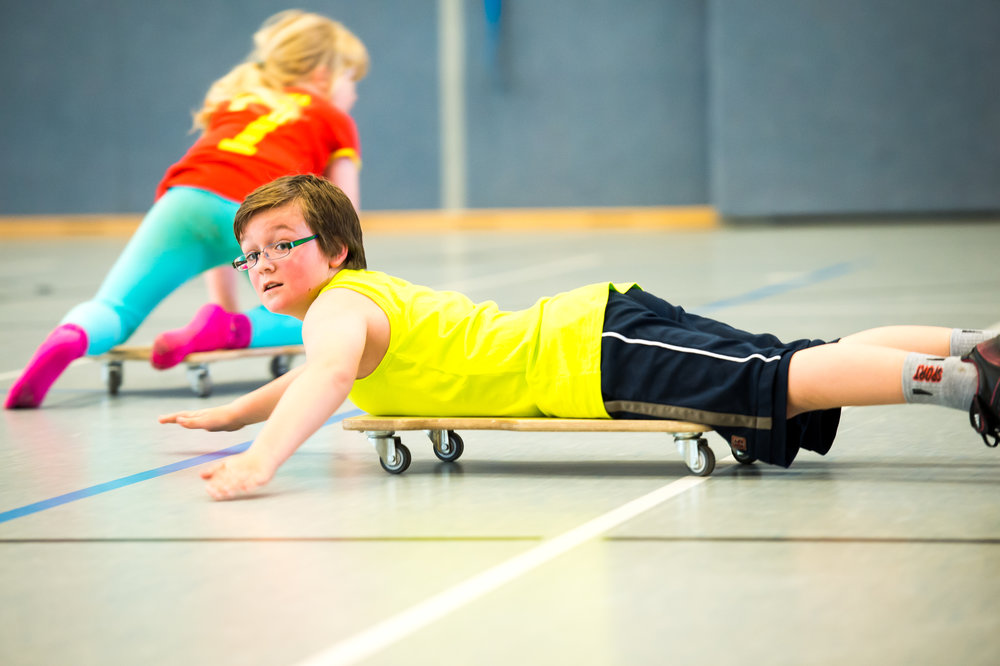 Kind bei der Übung in der Turnhalle