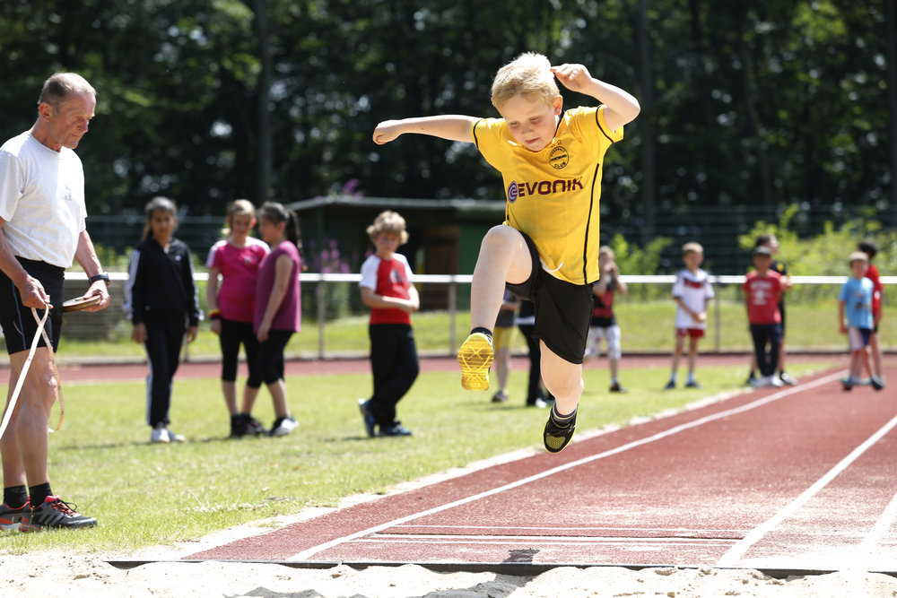 Sportgruppe und Trainer*in – leichtathletik laufbahn